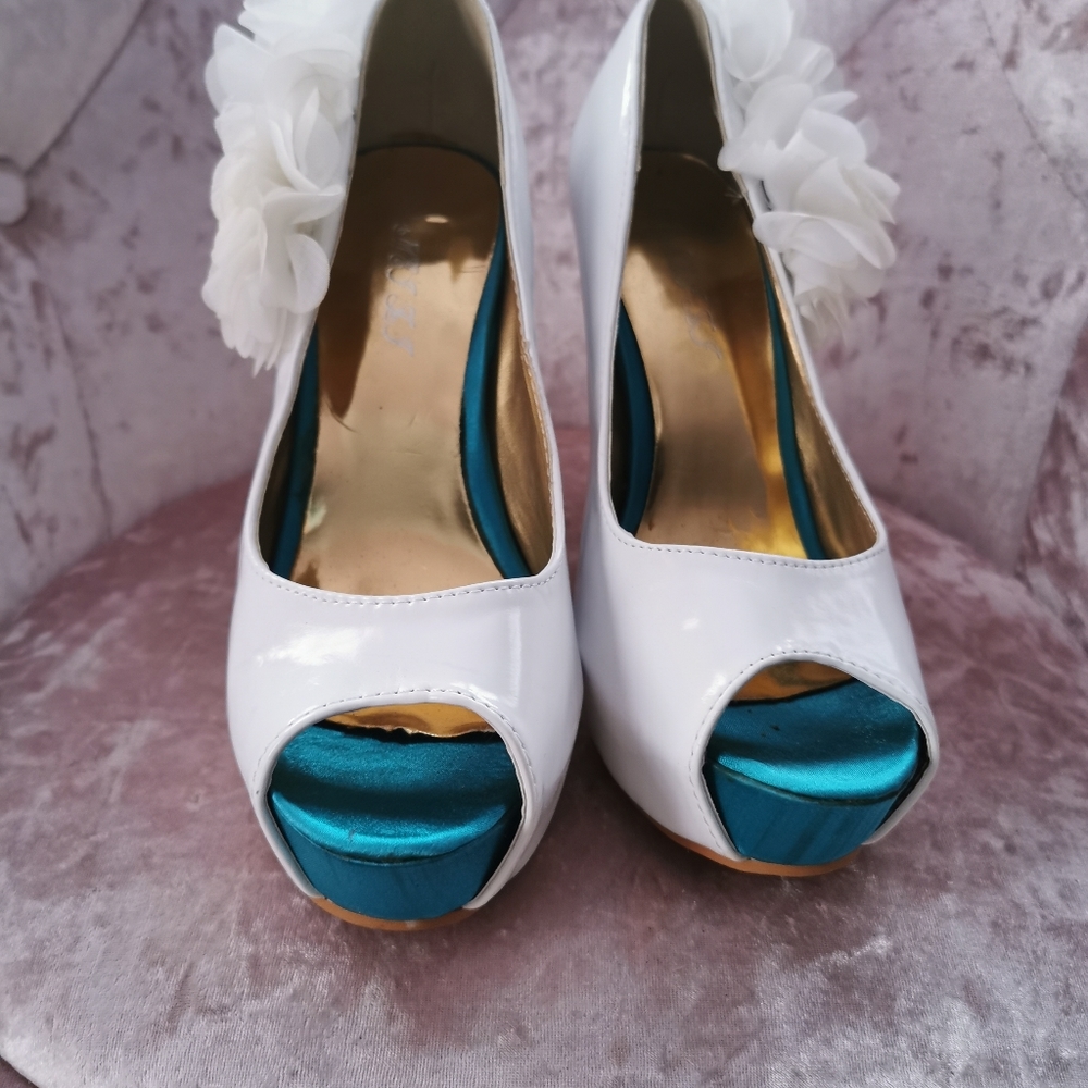 Heels - Picture 2 of 4